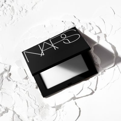 LIGHT REFLECTING PRESSED SETTING POWDER